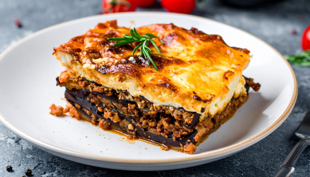 musaca de vinete traditionala pe farfurie