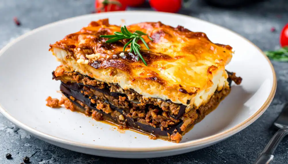 musaca de vinete traditionala pe farfurie
