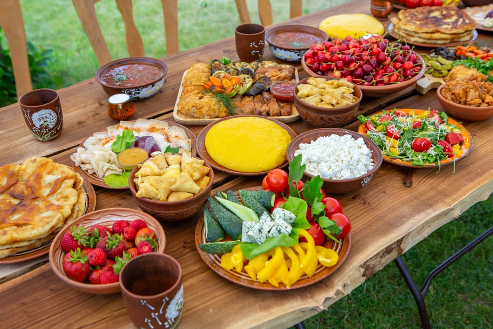 Platou traditional cu produse specific romanesti