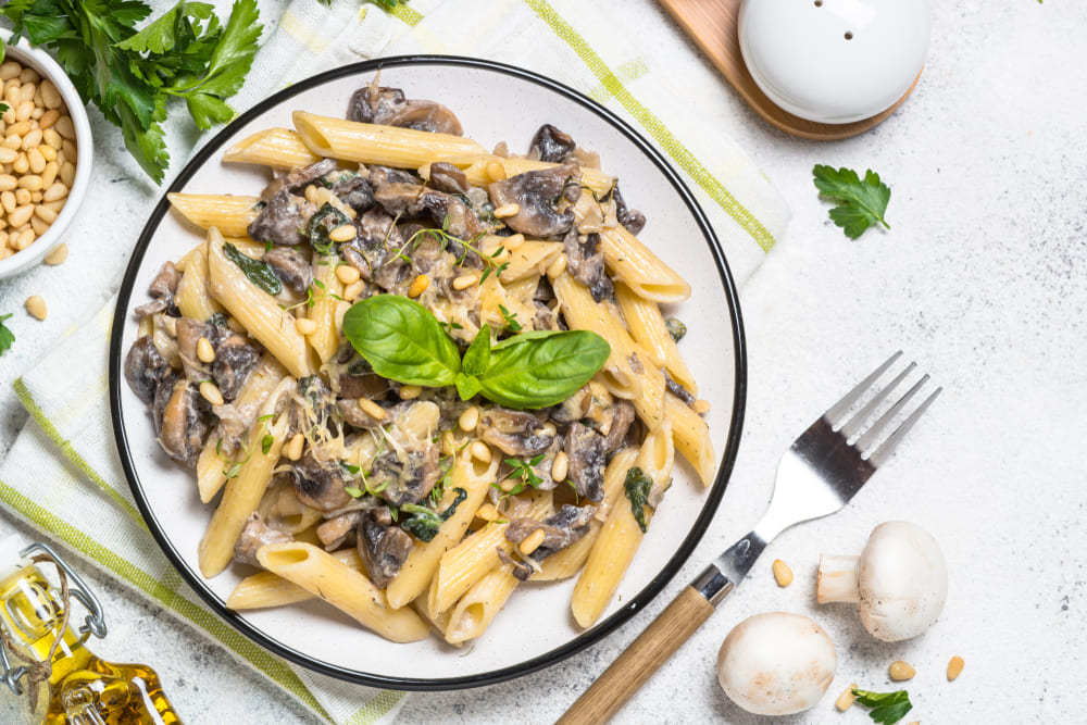 Paste de tip penne cu sos alb si ciuperci