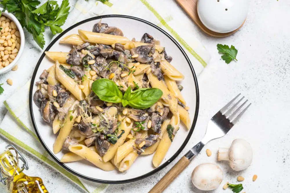 Paste de tip penne cu sos alb si ciuperci