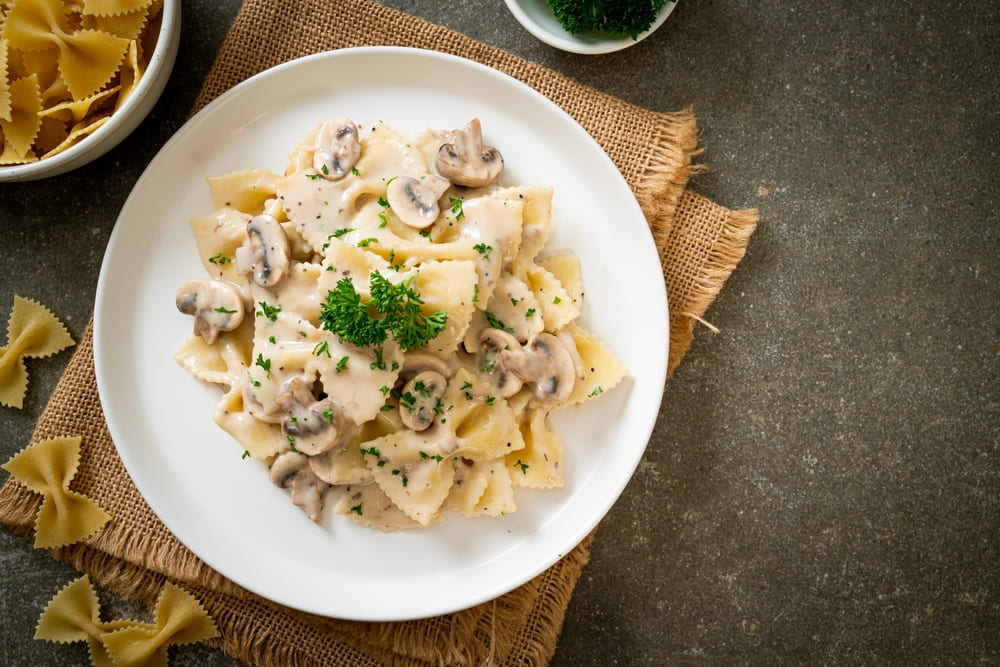 Paste farfalle cu sos alb si ciuperci