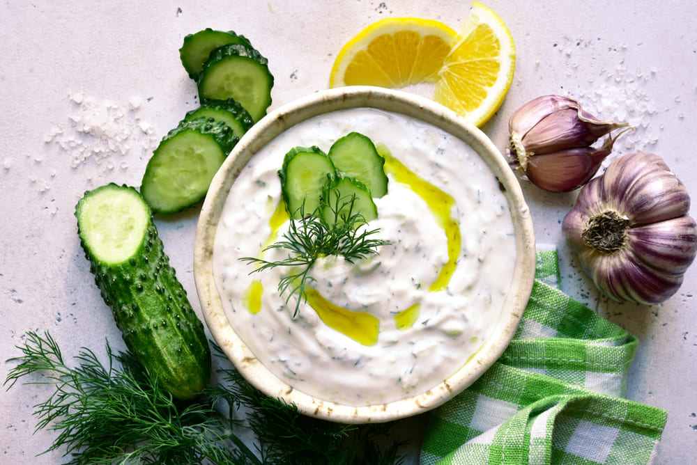Prepararea sosului tzatziki