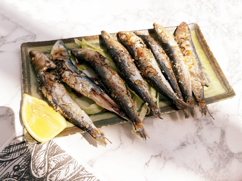 Un meniu complet cu sardine la gratar, mujdei si mamaliga