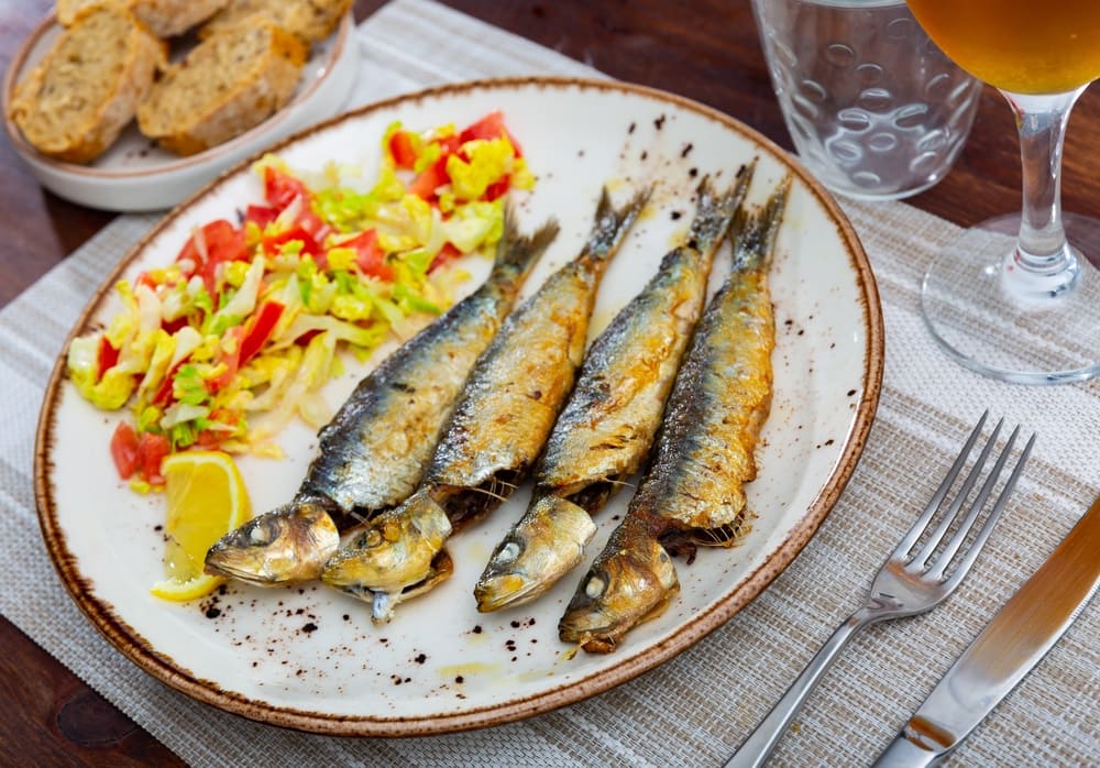 Un meniu complet cu sardine la gratar, salata si lamaie