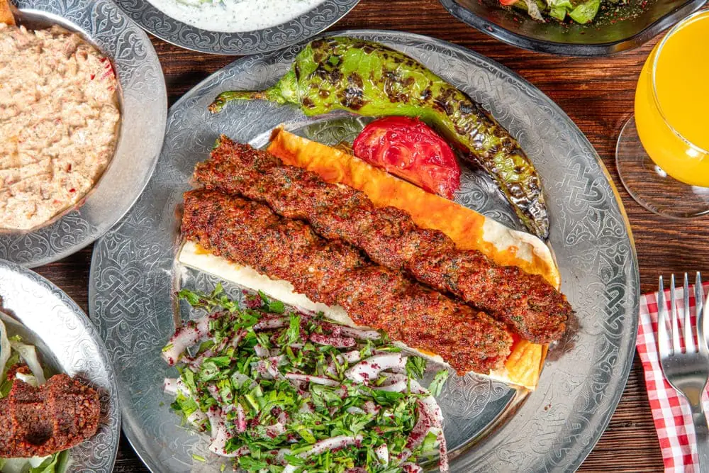 adana kebab cu ardei copt si salata de ceapa si sumac