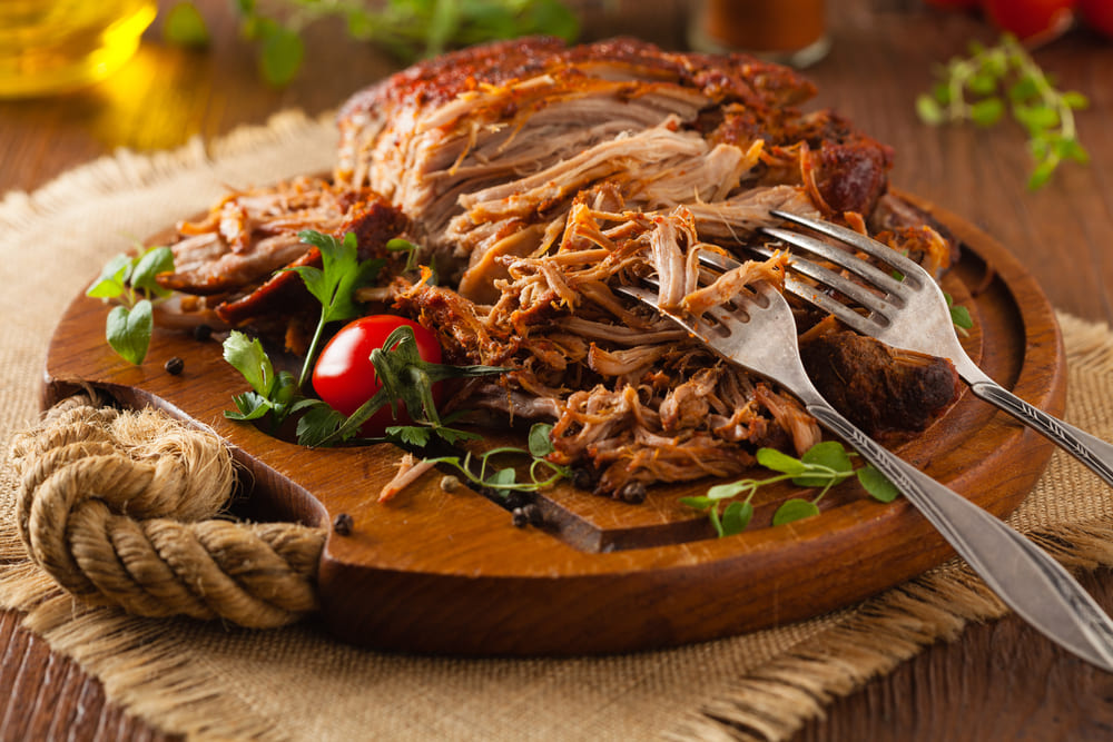 carne de porc gatita lent, dezlipita in fasii