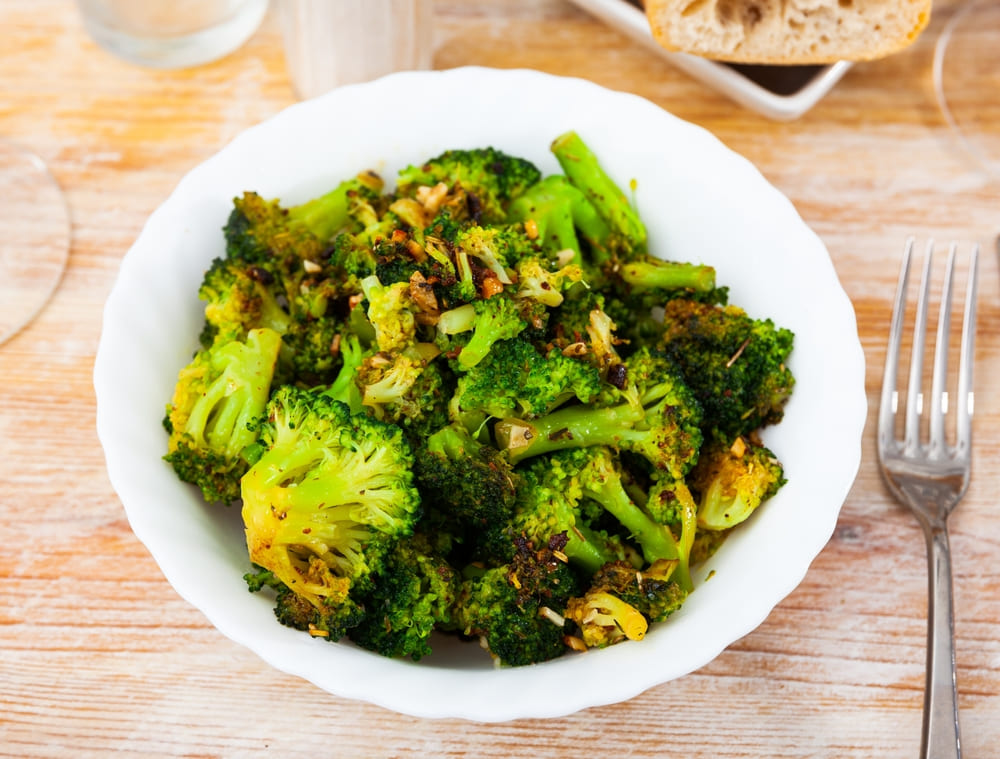 farfurie cu broccoli sotat cu usuroi si lamaie