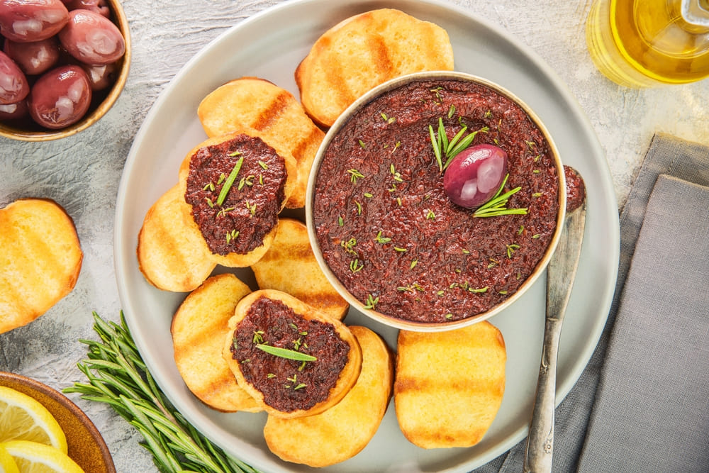 pasta de masline kalamata servita pe paine prajita