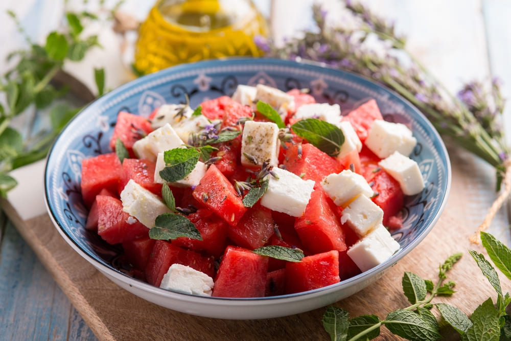 salată de pepene roșu cu brânză feta și mentă