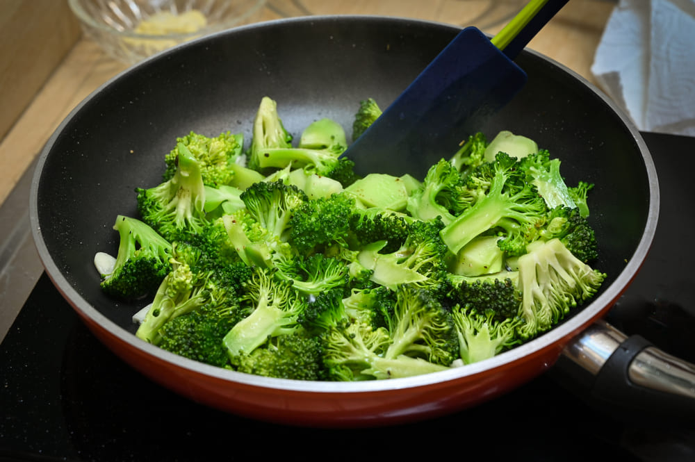 tehnica de sotare broccoli la tigaie