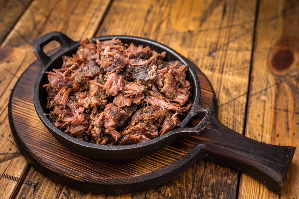 tigaie cu carne de porc gatita lent, dezlipita in fasii