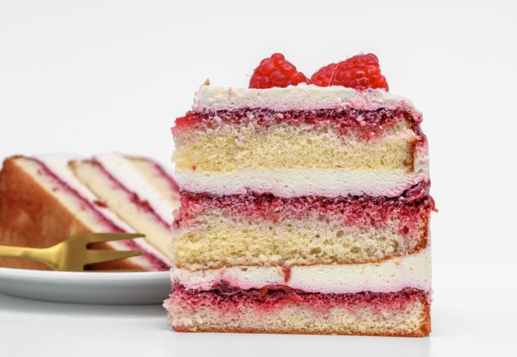Tort cu crema de mascarpone si zmeura, taiat, vazut din profil
