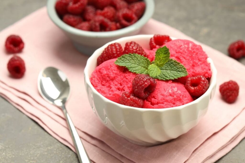 sorbet de zmeură servit cu fructe proaspete