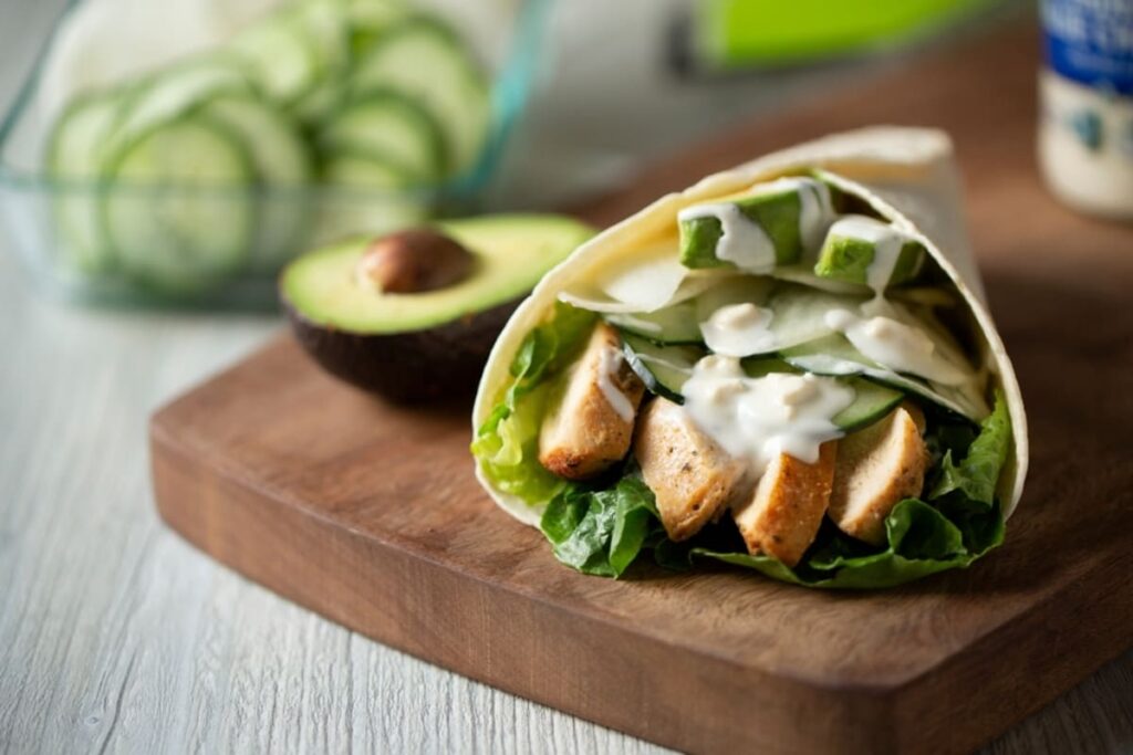 wrap cu pui și avocado