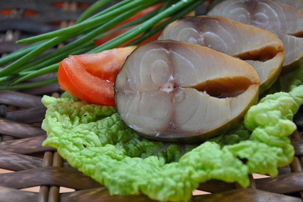 Pasii de preparare a salatei cu macrou afumat