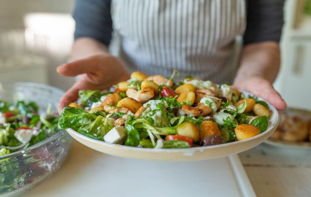 Procesul de preparare a salatei de gnocchi cu rosii si feta