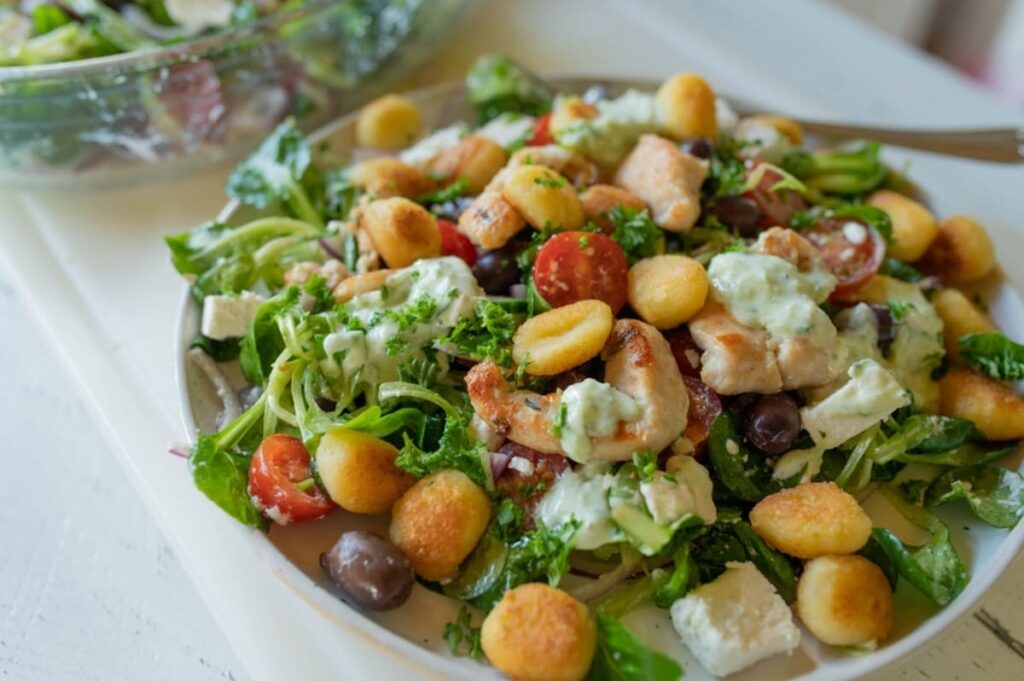 Salata de gnocchi cu rosii si feta pe un platou