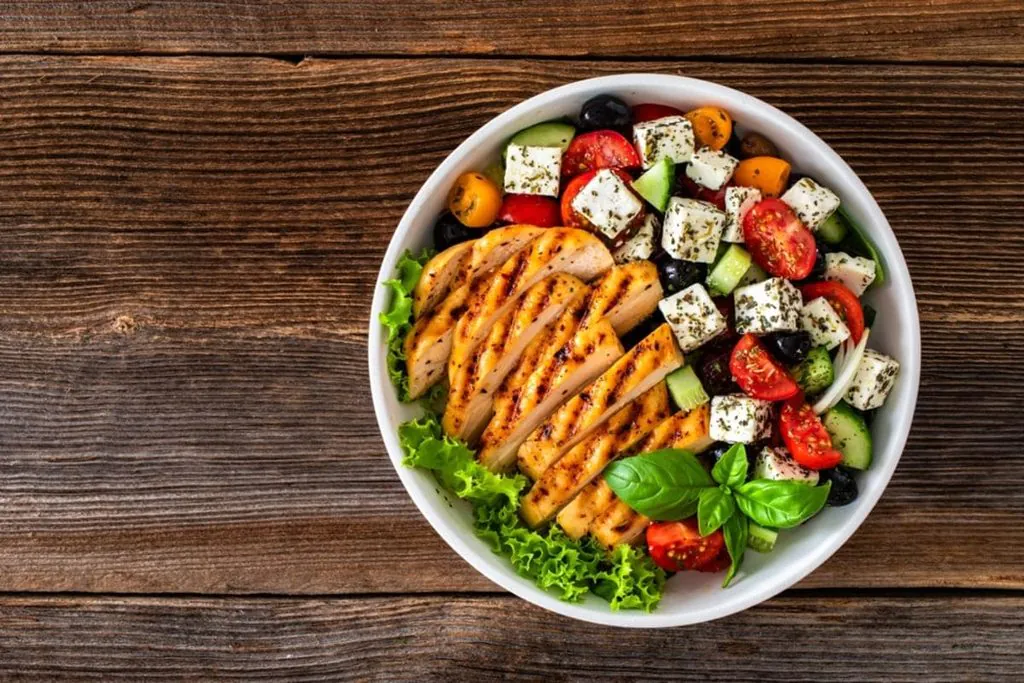 Salata greceasca potrivita cu pui si peste la gratar