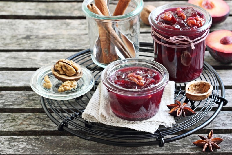 borcan cu dulceață de prune, nuci și scorțișoară