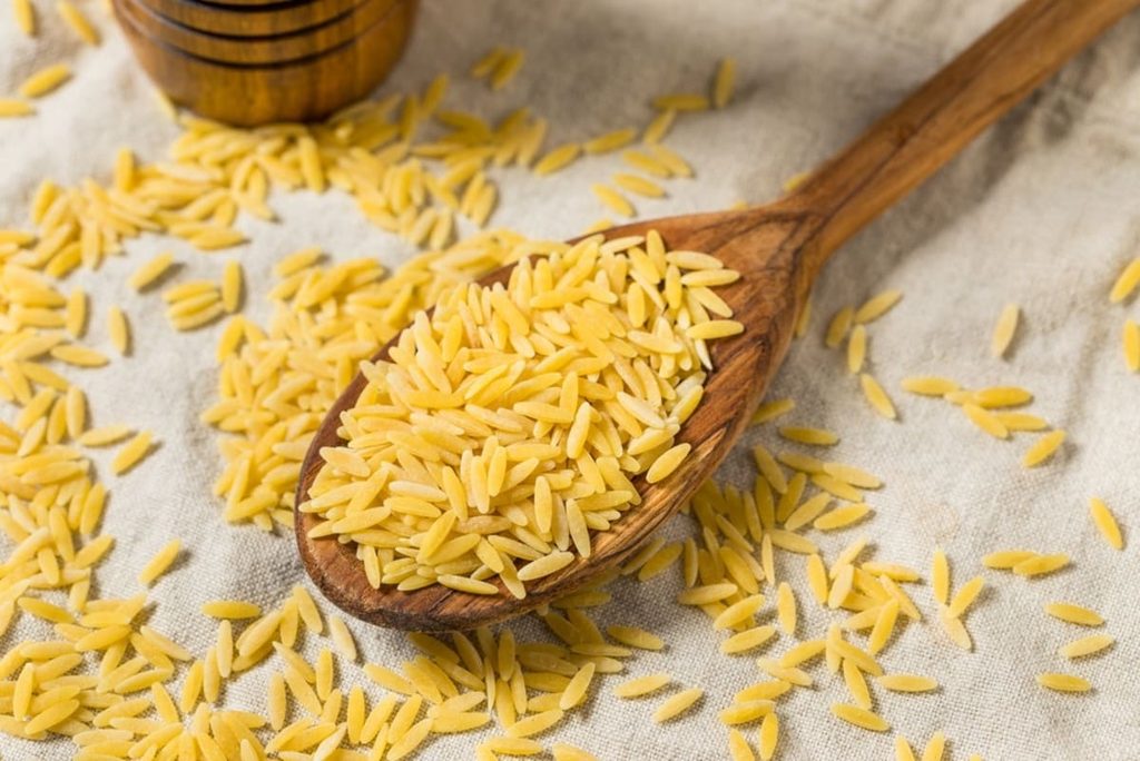 orzo intr-o lingura de lemn