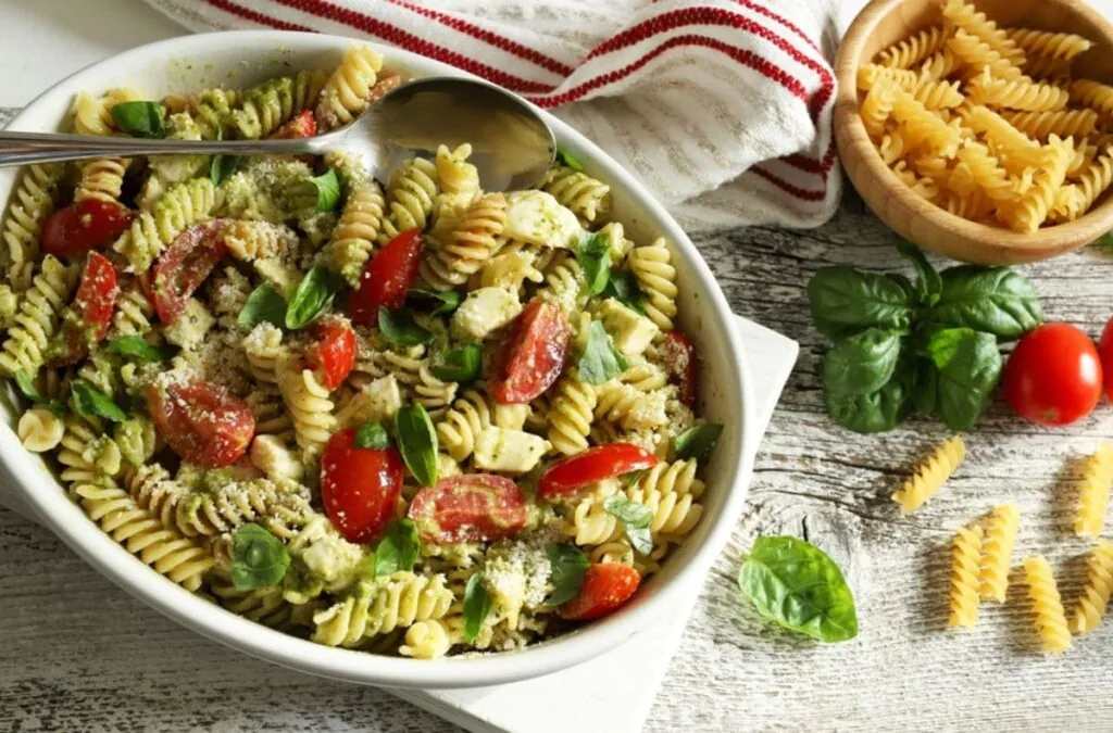 salata de paste reci cu pesto si rosii