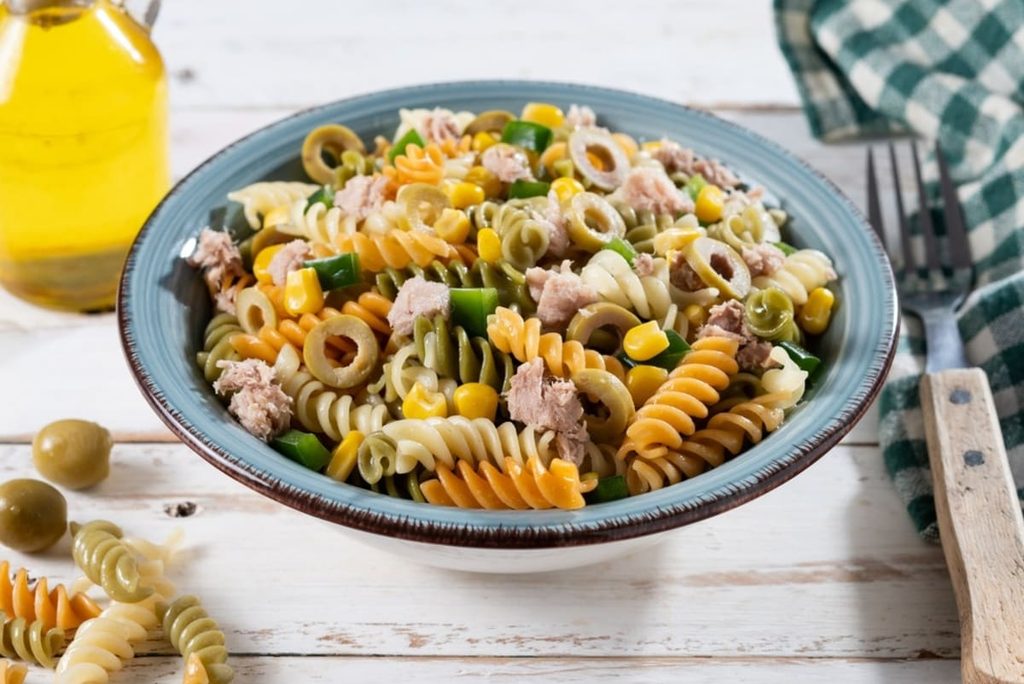 salata de paste reci cu ton si masline