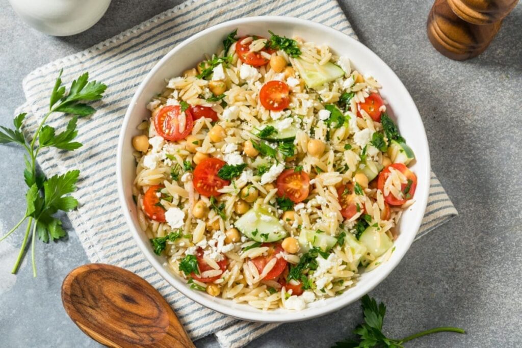 salata greceasca cu orzo colorata si apetisanta