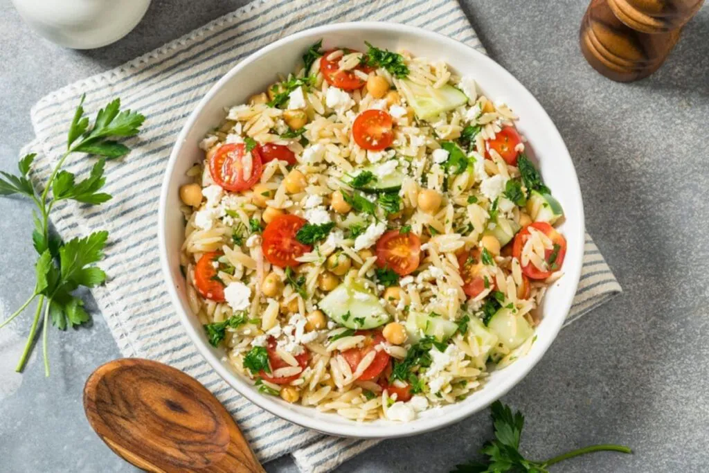 salata greceasca cu orzo colorata si apetisanta